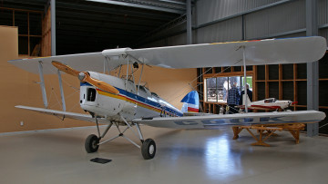 обоя de havilland tiger moth, авиация, лёгкие и одномоторные самолёты, биплан, ангар
