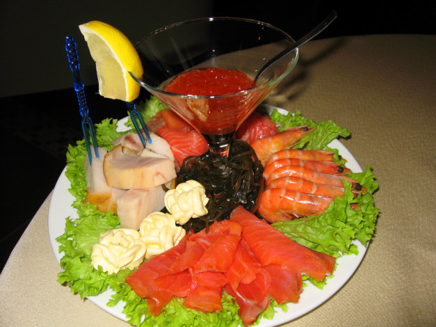 Обои картинки фото еда, рыба,  морепродукты,  суши,  роллы, масло, лимон, икра, креветки