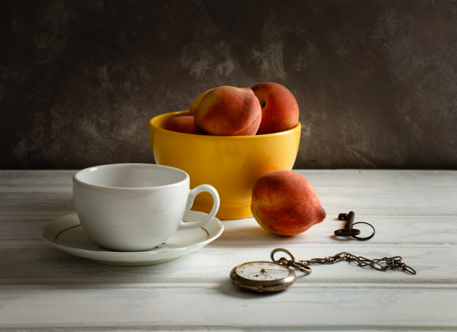 Обои картинки фото еда, персики,  сливы,  абрикосы, ключ, часы, чашка