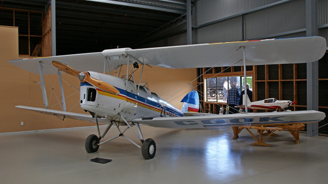 Обои картинки фото de havilland tiger moth, авиация, лёгкие и одномоторные самолёты, биплан, ангар