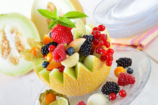 Обои картинки фото еда, фрукты,  ягоды, дыня, клубник, ежевика, малина, мята, смородина