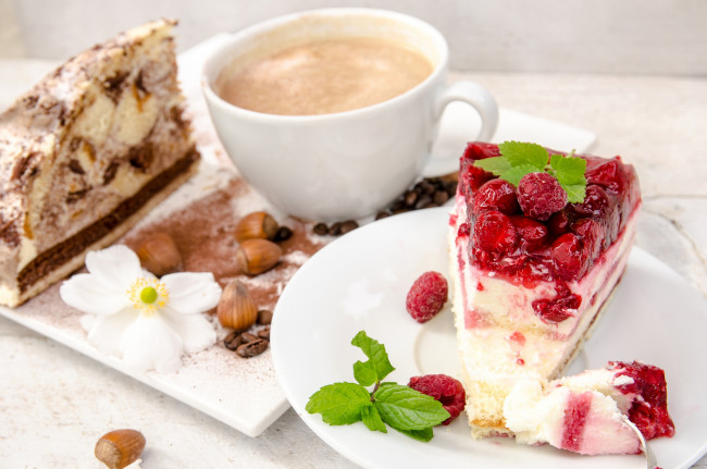 Обои картинки фото еда, разное, тортик, кофе, ягоды, малина, орехи, кружка
