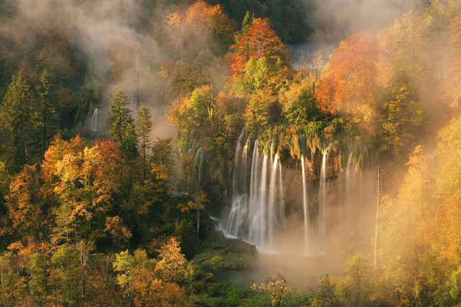 Обои картинки фото плитвицкие озёра в хорватии, природа, водопады, водопад, озеро, горы, парк