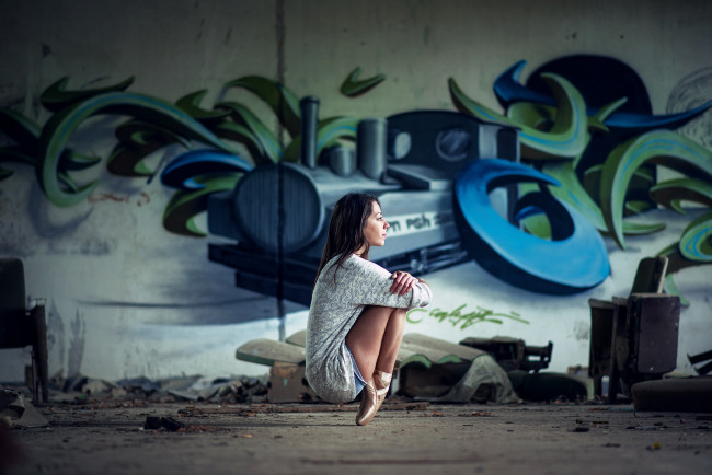 Обои картинки фото девушки, -unsort , брюнетки,  шатенки, граффити