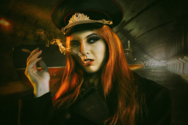 Обои картинки фото shantia veney, девушки, дым, shantia, veney, фуражка, туннель, подводная, лодка, рыжеволосая, сигарета