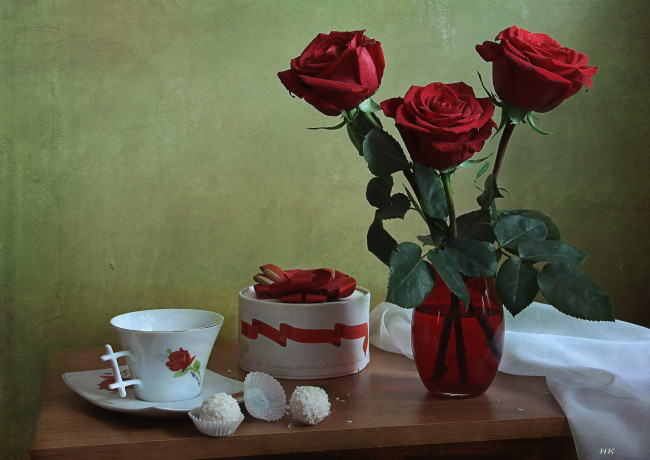 Обои картинки фото еда, конфеты,  шоколад,  сладости, рафаэлло, чашка, розы