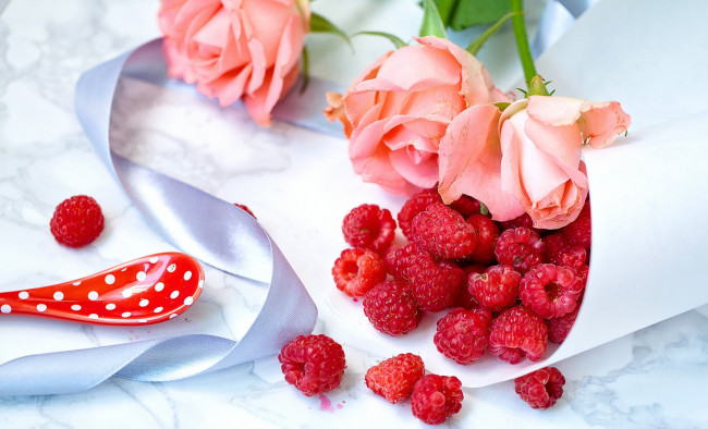 Обои картинки фото еда, малина, ягоды, розы