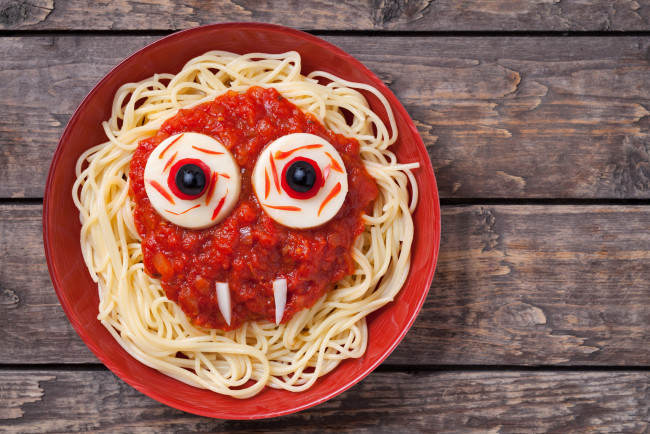 Обои картинки фото еда, макаронные блюда, спагетти, забавное, маслины, соус, блюдо