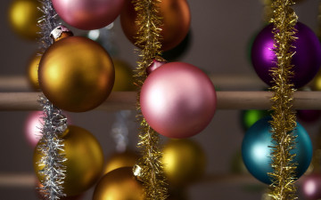 Картинка праздничные шары мишуры шарики разноцветные