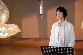 Картинка мужчины wang+yi+bo актер пиджак студия микрофон наушники