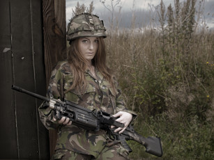 Картинка девушки -unsort+ девушки+с+оружием оружие автомят камуфляж каска