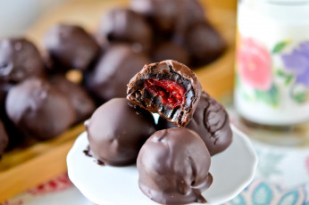 Картинка chocolate-cherry+cookie+balls еда конфеты +шоколад +сладости шоколад