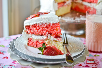 обоя strawberry swirl cake, еда, торты, клубника, торт