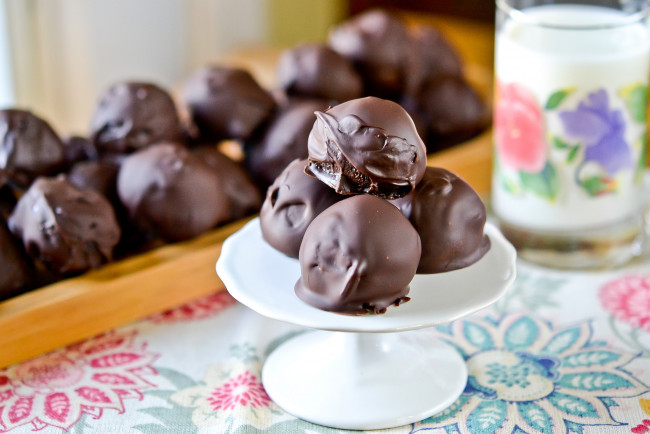 Обои картинки фото chocolate-cherry cookie balls, еда, конфеты,  шоколад,  сладости, шоколад
