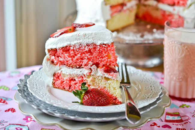 Обои картинки фото strawberry swirl cake, еда, торты, клубника, торт