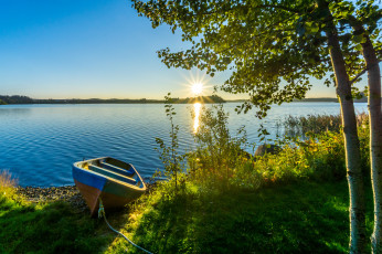 обоя корабли, лодки,  шлюпки, лодка, озеро, деревья, трава, закат, лучи, солнце
