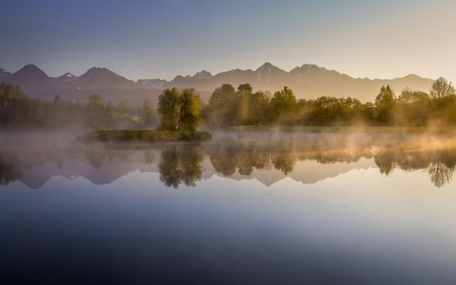 Обои картинки фото природа, реки, озера, лес, горы, деревья, озеро, дымка, утро