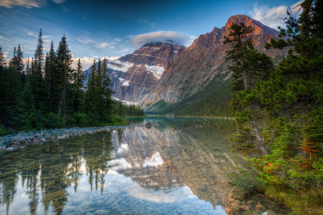 Обои картинки фото природа, реки, озера, облака, лес, горы, канада, деревья, озеро, альберта