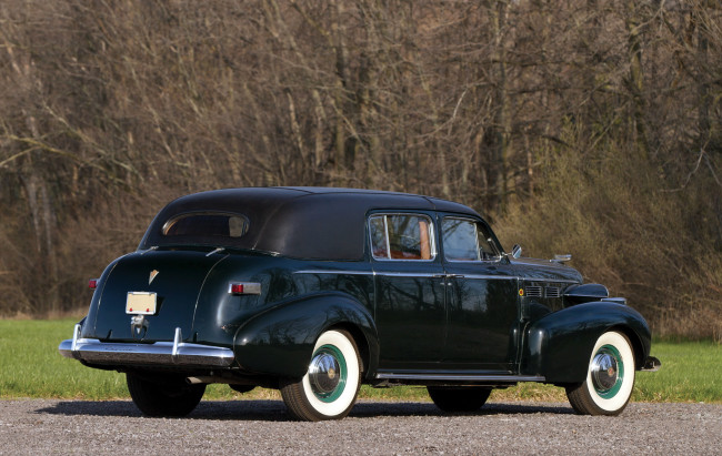 Обои картинки фото cadillac series 72 formal sedan by fleetwood 1940, автомобили, cadillac, 72, series, 1940, fleetwood, sedan, formal