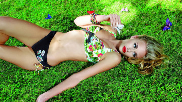 Картинка девушки -unsort+ блондинки +светловолосые блондинка купальник трава бабочки