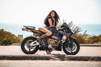 Картинка мотоциклы мото+с+девушкой брюнетка девушка honda cbr600rr сапожки мотоцикл черный шорты
