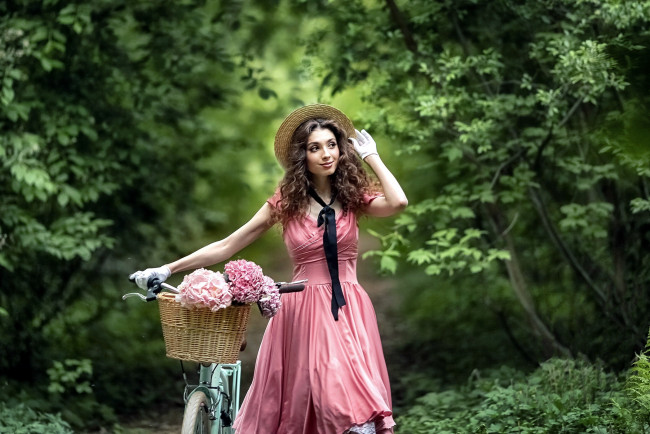 Обои картинки фото девушки, - брюнетки,  шатенки, лес, шатенка, шляпка, локоны, велосипед, гортензия, ксения, ждахина