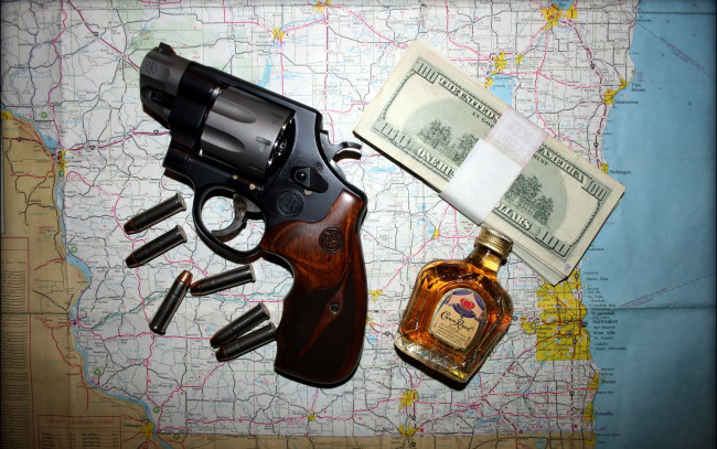 Обои картинки фото оружие, револьверы, карта, деньги, револвер