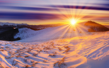 Картинка природа восходы закаты снег горы лучи солнце трава сияние