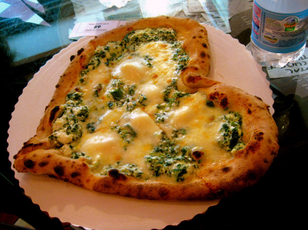 Обои картинки фото еда, пицца, сыр, зелень, сердце
