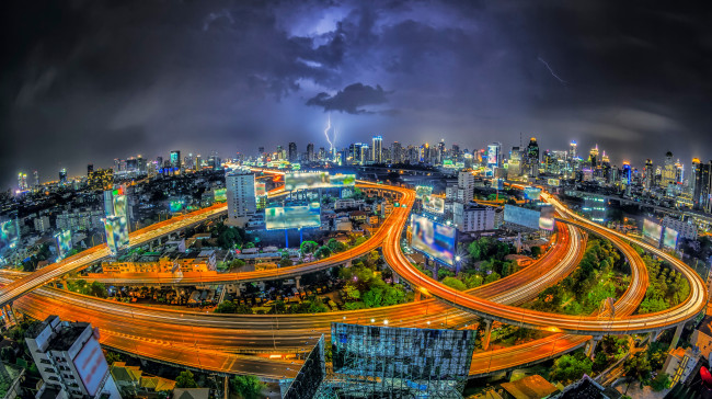 Обои картинки фото города, бангкок , таиланд, thailand, bangkok, ночь, небо, тучи, дома, огни, эстакада, улица, хайвэй, гроза, молния