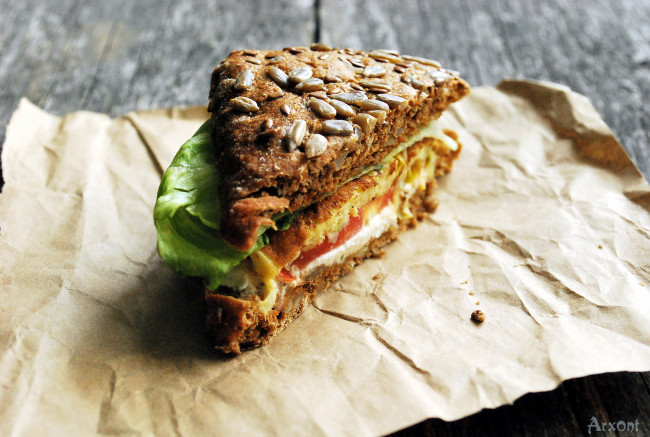 Обои картинки фото еда, бутерброды,  гамбургеры,  канапе, бумага, фон, зелень, бутерброд