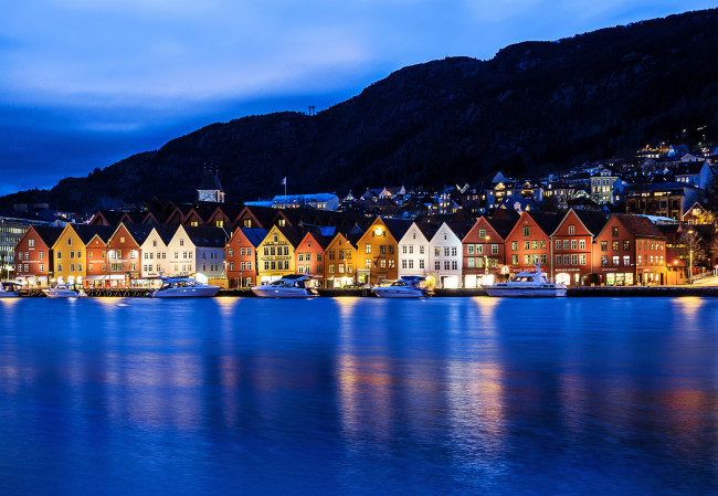 Обои картинки фото города, - огни ночного города, bergen, берген, norway, норвегия, город, ночь, огни, дома, здания, гавань, лодки