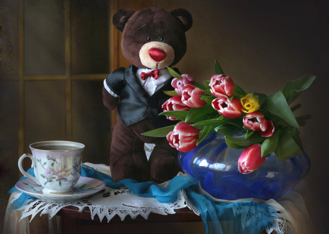 Обои картинки фото цветы, тюльпаны, мишка, чашка, букет