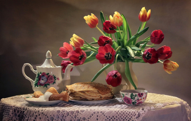Обои картинки фото еда, блины,  оладьи, тюльпаны, чайник, чашка, сметана, букет, натюрморт