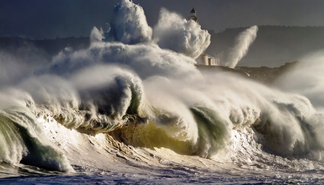 Обои картинки фото природа, стихия, волны, море, маяк, прибой