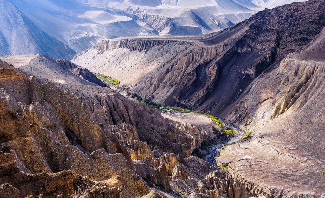 Обои картинки фото верхний мустанг,  непал, природа, горы, гряда, река, скалы