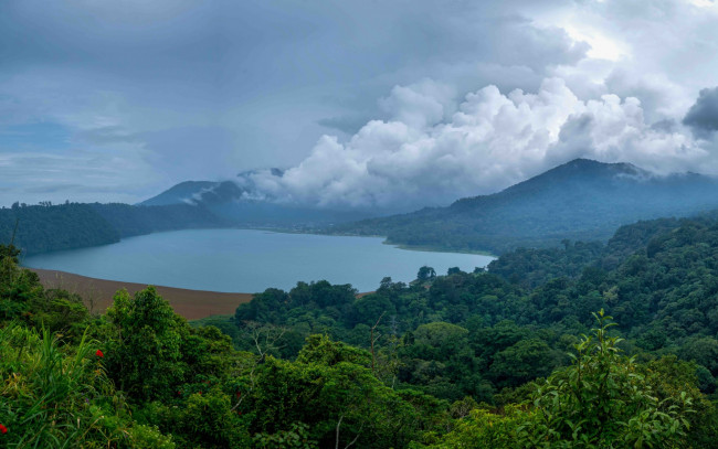 Обои картинки фото природа, реки, озера, туман, индонезия, bali, озеро, лес, облака, тропики, джунгли, горы