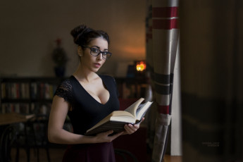 Картинка девушки -unsort+ брюнетки темноволосые очки women barbora zavadilov книга hairbun books девушка