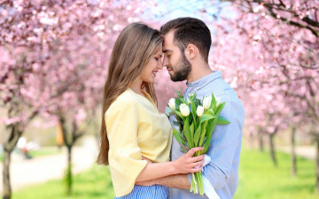 Картинка разное мужчина+женщина влюблённые цветы пара девушка цветение весна боке тюльпаны деревья парень парк букет