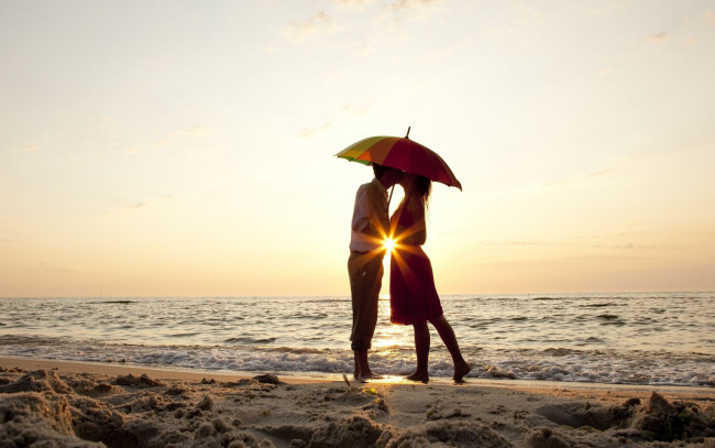 Обои картинки фото разное, мужчина женщина, на, закате, пляже, стоит, под, зонтом, влюбленная, пара