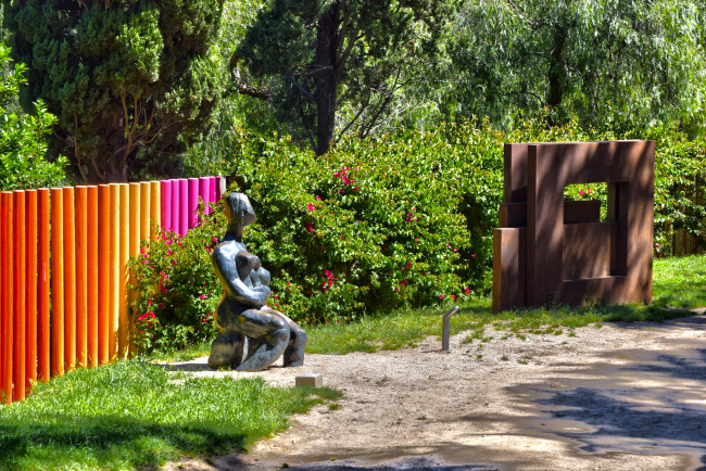 Обои картинки фото барселона, разное, садовые и парковые скульптуры, забор, растения