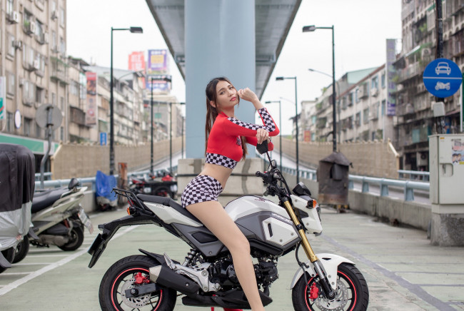 Обои картинки фото мотоциклы, мото с девушкой, фон, взгляд, девушка