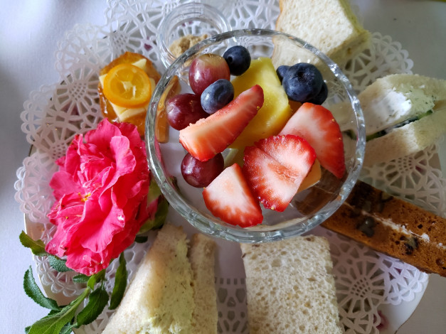 Обои картинки фото еда, фрукты,  ягоды, клубника, виноград