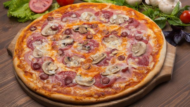Обои картинки фото еда, пицца, с, грибами, и, колбасой