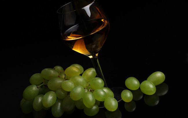 Обои картинки фото еда, напитки,  вино, гроздь, виноград, вино, бокал