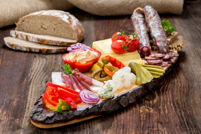 Обои картинки фото еда, салаты,  закуски, бутерброд, огурец, лук, брынза, сыр, булки, хлеб, колбаса, помидор, перец, соус