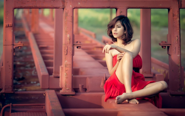Обои картинки фото девушки, - азиатки, платье, железная, дорога, конструкция, босиком