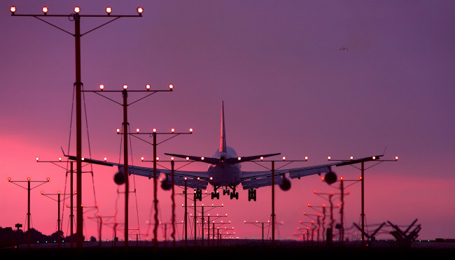 Обои картинки фото авиация, пассажирские самолёты, самолет, посадка, закат, они