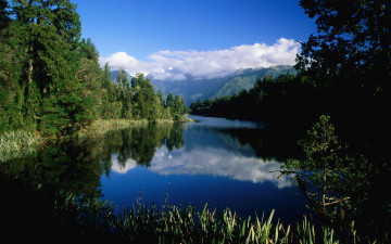 обоя природа, реки, озера, лес, река, пейзаж, деревья, отражение, облака, горы