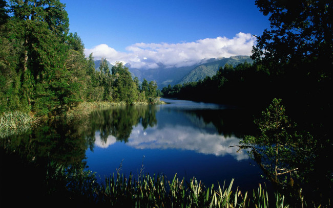 Обои картинки фото природа, реки, озера, лес, река, пейзаж, деревья, отражение, облака, горы